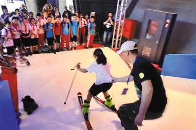京交會石景山首鋼園區分會場，學生在體驗滑雪設備。