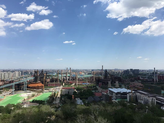 從(cóng)石景山頂(dǐng)東望首鋼園區和北京全城