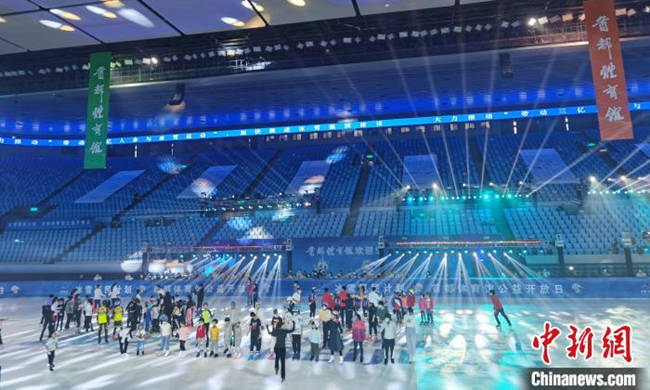 民衆在首都體育館開放日感受首都體育館冰面