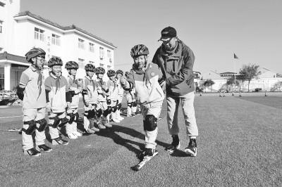 天津市北辰區蘆新河小學學生正在學習越野滑雪（滑輪）體育課程