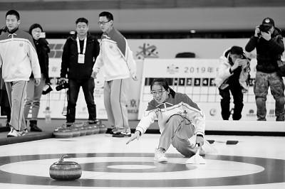 華北電力大學附屬中學學生在“水立方”内體驗冰壺賽道