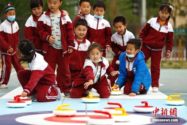 學生體驗旱地冰壺