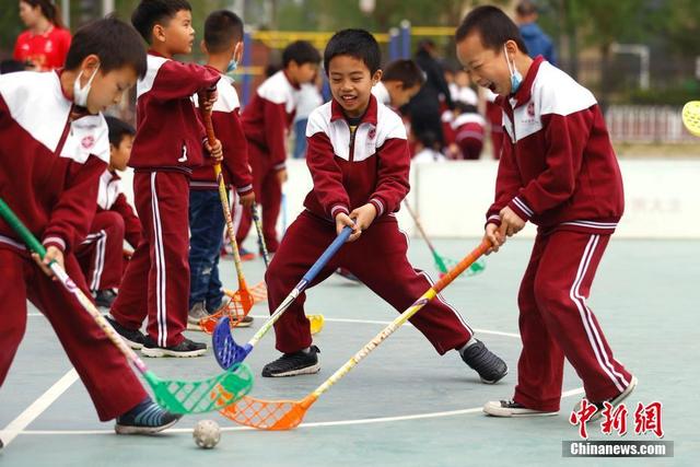 學生體驗旱地冰球