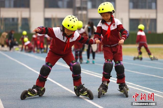 學生體驗旱地滑雪