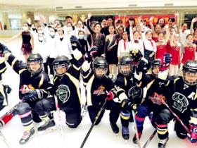 天津河東區舉辦滑冰彙演