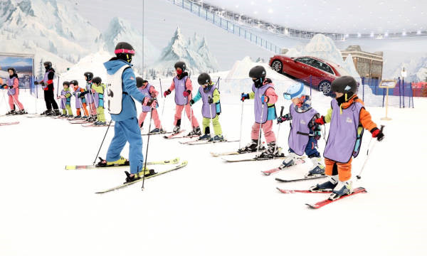 各地青少年積極參(cān)與冰雪運動(dòng)