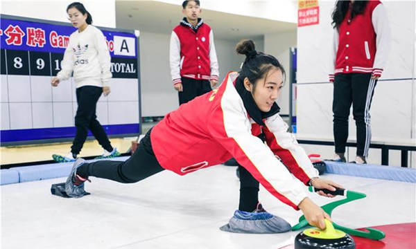 河北師範大學學生在陸地冰壺比賽中
