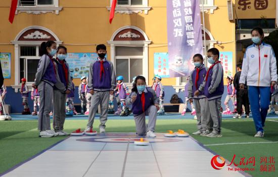 石家莊市橋西外國語小學的學生進行陸上冰壺訓練