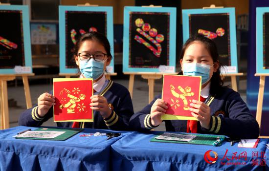 石家莊市橋西外國語小學的學生展示冬奧手工作品