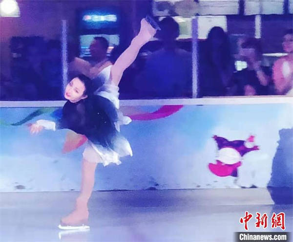 李思娴在北京國貿商城滑冰場進行花樣滑冰表演