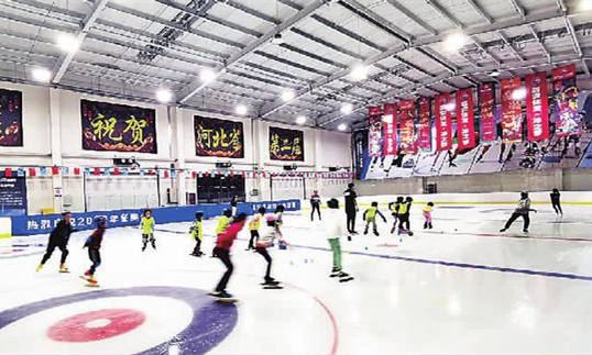 學生們參加速度滑冰訓練