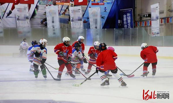 7月31日，在張家口經開區“冰之夢”滑冰館舉行的張家口市19座市縣區室内滑冰館全面開放運營啓動儀式上，冰球小将們在進行表演