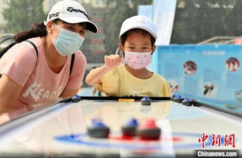 群衆體驗桌上冰壺