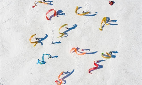 黑龍江省鶴崗市的健身愛好者們在新一體育公園内舞彩帶龍