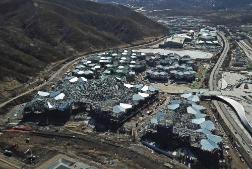 2021年3月27日拍攝的施工中的張家口市崇禮區太子城冰雪小鎮