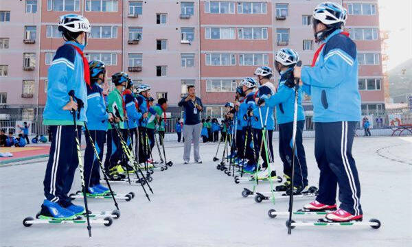 河北省崇禮西灣子小學教師劉建偉在講解旱地滑輪技術要領