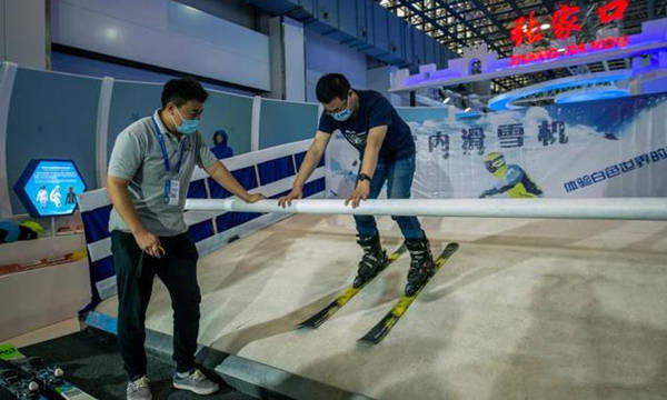 參觀者在滑雪模拟器上體驗滑雪樂趣