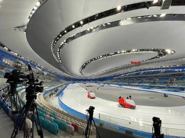 國家速滑館(guǎn)“冰絲帶(dài)”迎來速滑比賽首秀 2
