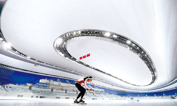 國家速滑館運行團隊速度滑冰項目競賽主任王北星在首次制冰完成後試滑