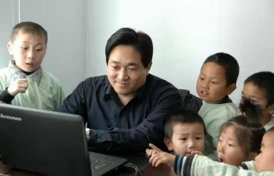 張樹斌爲孩子們普及冰雪運動知識