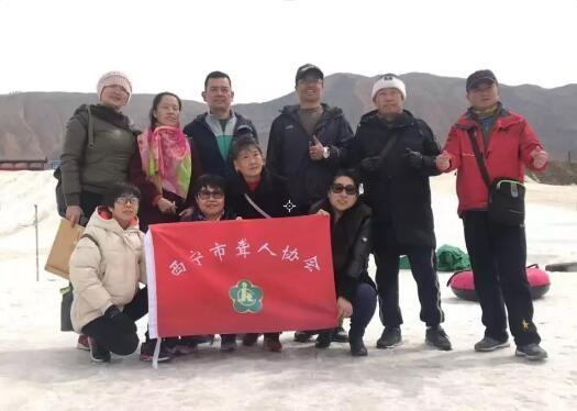 滑雪後來一張合影。