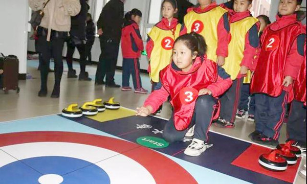 承德冰雪嘉年華活動吸引瞭許多市民參與2