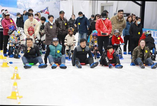 群衆體驗冰雪運動