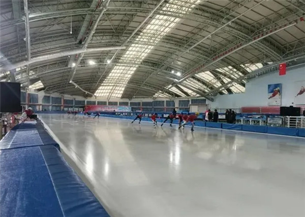 賽道上運動員奮勇争先