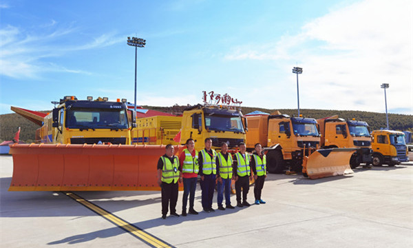 阿爾(ěr)山機場(chǎng)開展2020-2021年度首次冬季除冰雪演練