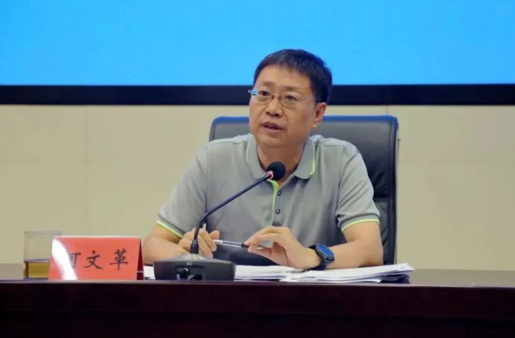 河北省體育局黨組成員、副局長何文革