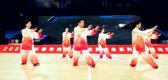 太極拳愛好者表演傳統楊式太極拳