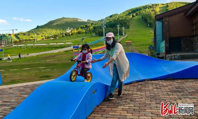 遊客在張家口市崇禮區太舞滑雪場遊玩