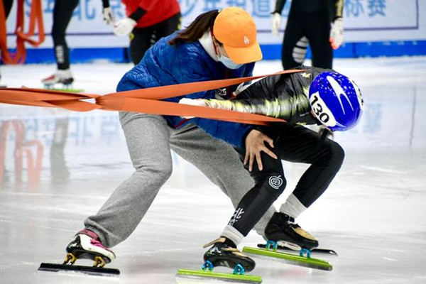 教練員戴口罩指導運動員