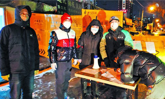 市體育局黨員幹部日夜堅守疫情防控卡點