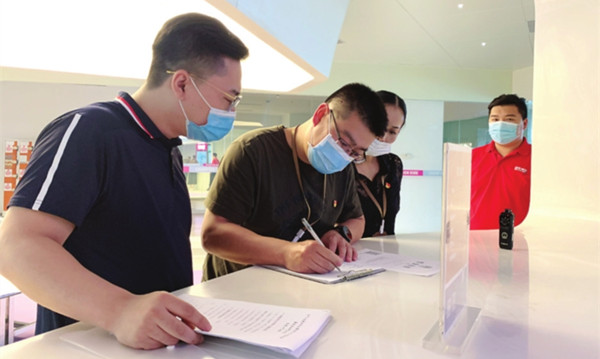 檢查結束後，執法人員制作現場筆錄。