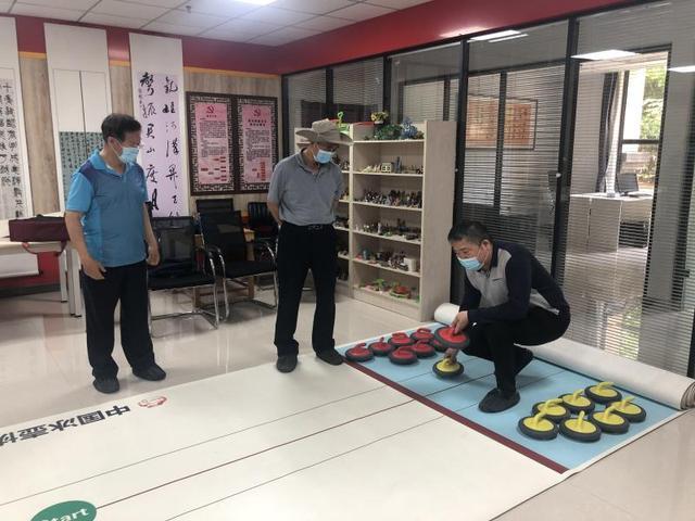 現場參加冰壺比賽