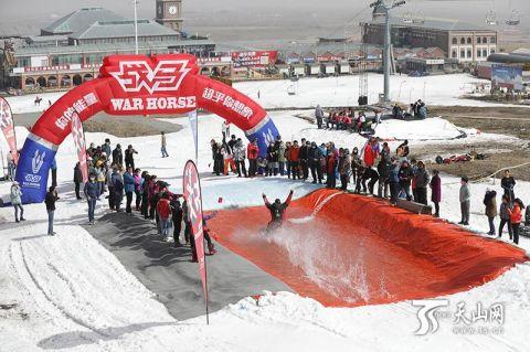 滑雪愛好者從鋪設的水池中飛馳而過