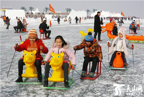 遊客在新疆博斯騰湖大河口（西海漁村）景區遊玩