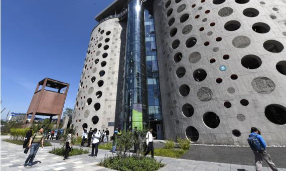 圖爲由存放鐵礦石的筒倉改建而成的北京冬奧組委辦公地點