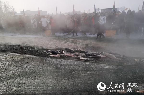 巨大漁網帶著鮮活礦泉魚緩緩出水