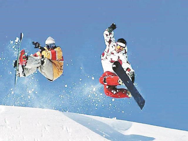 遊客在崇禮體驗滑雪樂趣。