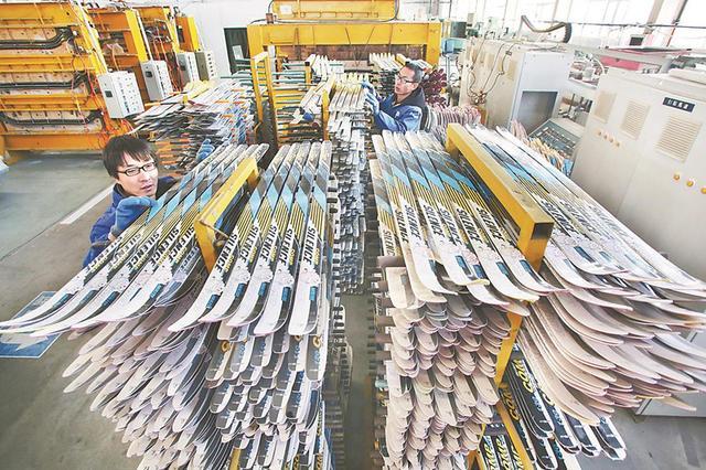 萬全區張家口冰雪運動裝備産業園企業車間一景。