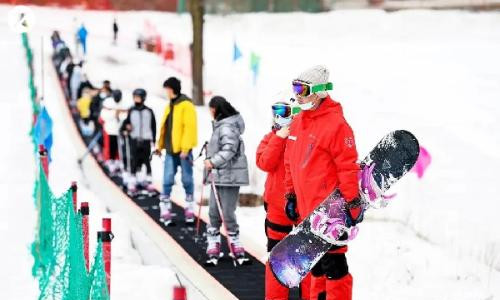 滑雪愛好者在滑雪場魔毯上