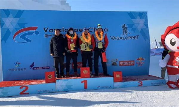 長春市體育局副局長李曉傑爲男子50km獲獎選手頒獎