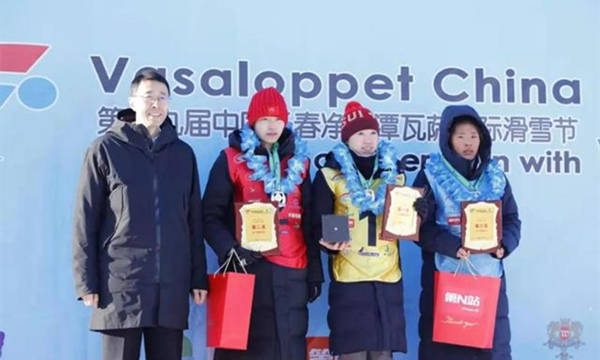 長春淨月高新區黨工委副書記孫洪健爲女子50km獲獎選手頒獎