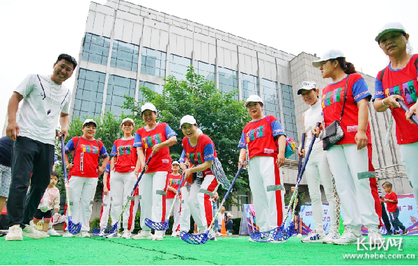 廣場舞隊成員在輕松愉悅的氣氛下學習打陸地冰球