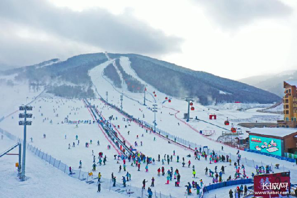 雪季的崇禮區太舞滑雪場人潮湧動