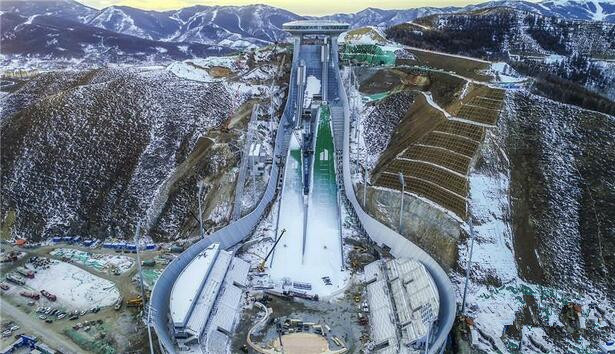國家跳台滑雪中心正在造雪中