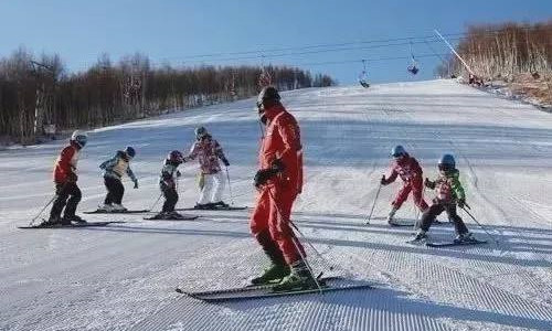 哈爾濱市南崗區掀起校園冰雪系列活動熱潮