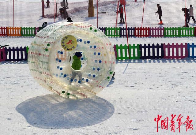 一位小朋友在玩趣味冰雪遊戲